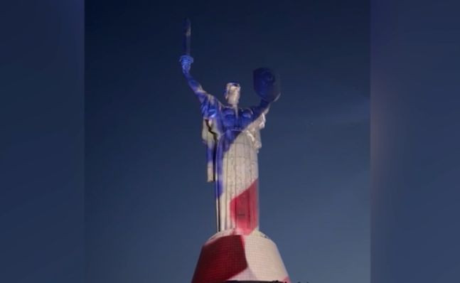 В Киеве «Родину-Мать» подсветили цветами флага США, видео