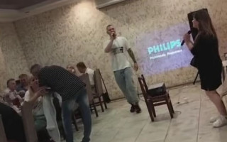 Чоловіку, який співав пісні Лепса в кафе на Київщині, видали повістку