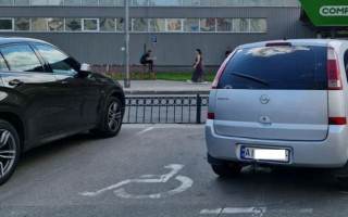 У Києві помітили зухвалого «героя паркування», фото