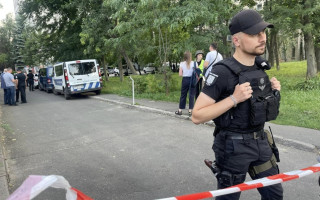 В результате взрыва в Шевченковском райсуде Киева есть минимум двое пострадавших, их вынесли на носилках, видео
