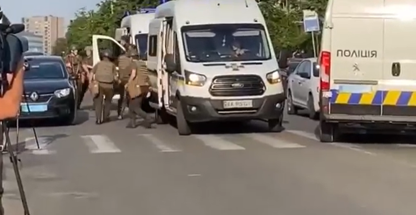 Территорию вокруг Шевченковского райсуда оцепили правоохранители: фото и видео