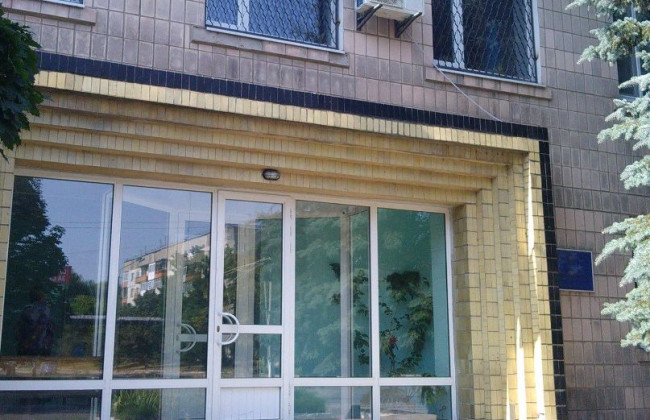 Помічника судді звільнили після відрядження судді в столицю, але він оскаржив звільнення — рішення суду