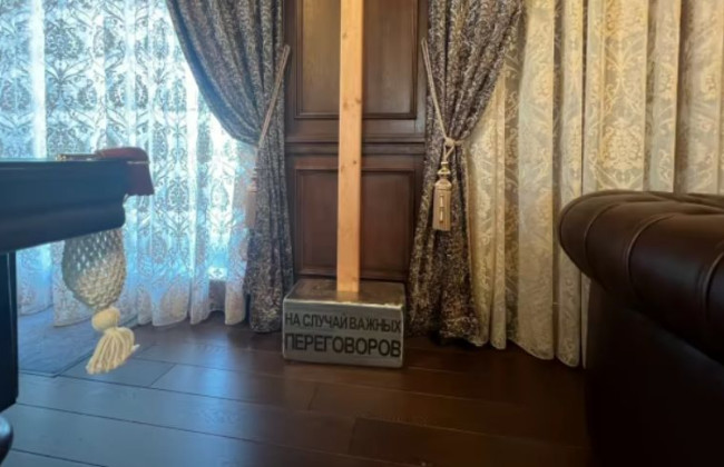 Кувалда, зброя та перуки: що знайшли у будинку Пригожина під час обшуку, фото