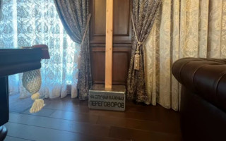 Кувалда, зброя та перуки: що знайшли у будинку Пригожина під час обшуку, фото