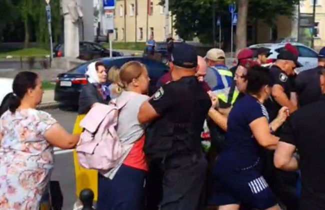 Біля Києво-Печерської лаври почались сутички між вірянами УПЦ МП та поліцією, відео