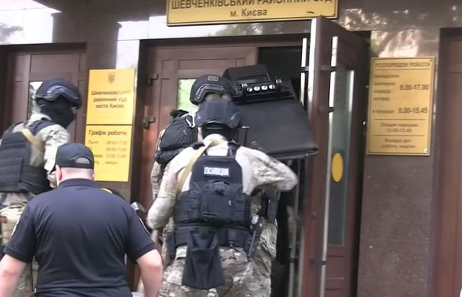 Вибухи в Шевченківському райсуді Києва: у поліції показали відео спецоперації