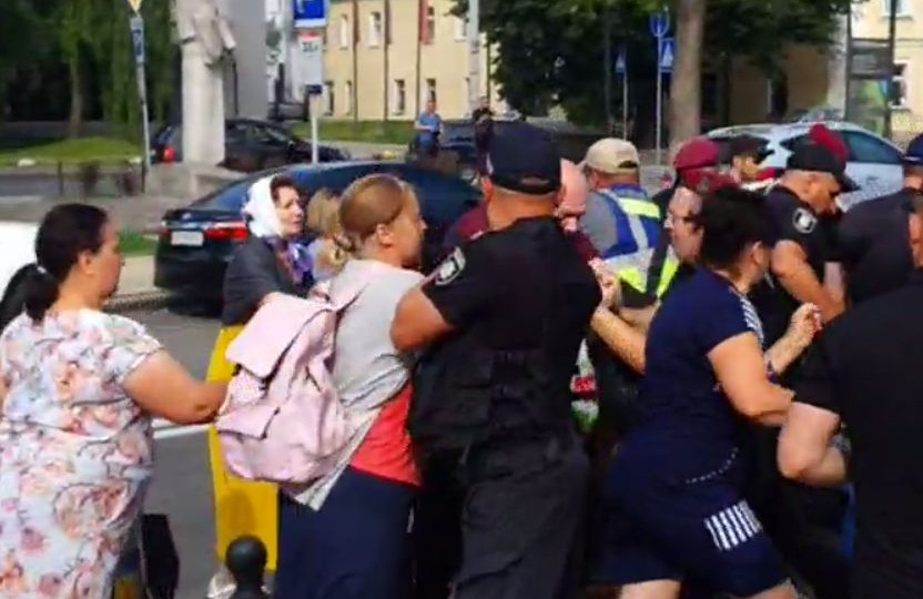 Возле Киево-Печерской лавры начались стычки между верующими УПЦ МП и полицией, видео