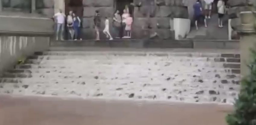 Київ накрила сильна злива, підтопило навіть ТЦ Ocean Plaza: відео