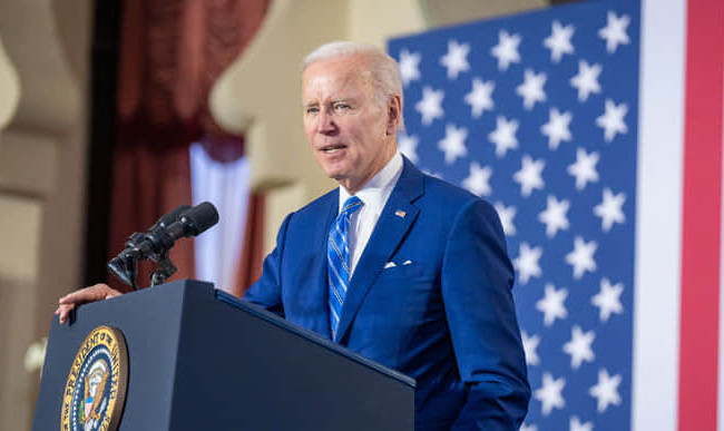 Рішення було важке, — Байден розповів, чому погодився передати касетні снаряди Україні