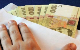 4000 грн за ускорение получения разрешений на оружие: на взятке погорел полицейский