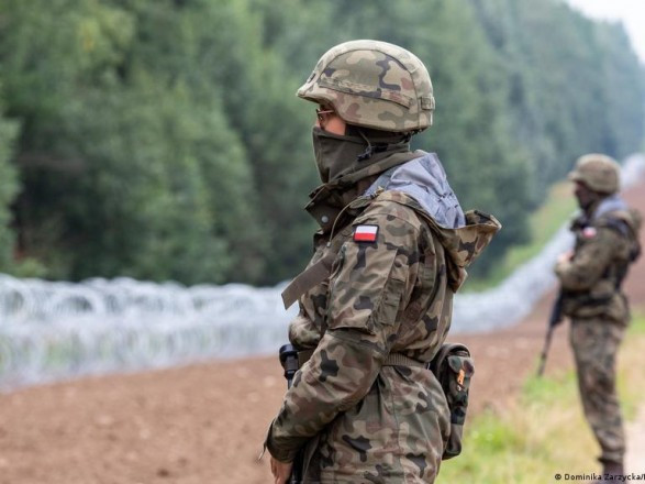 Польша усиливает границу с Беларусью: к востоку страны отправили тысячу военных