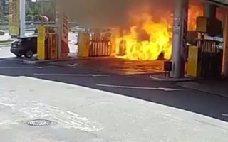 Пожежа на АЗС: оприлюднили відео, як автомобіль на швидкості врізався в колонку