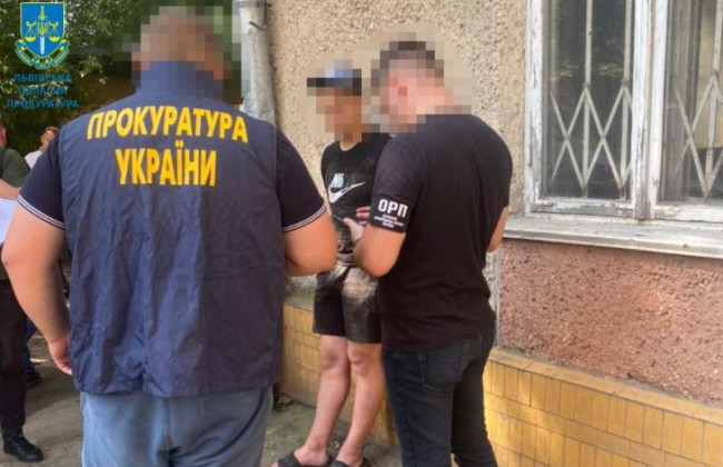 Пенсійне посвідчення за $6 000: затримали організатора переправлення ухилянтів до ЄС