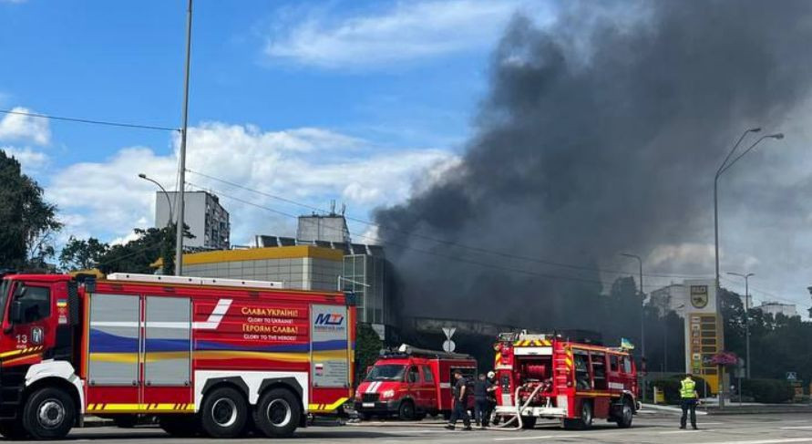 У Києві сталася масштабна пожежа на АЗС, відео