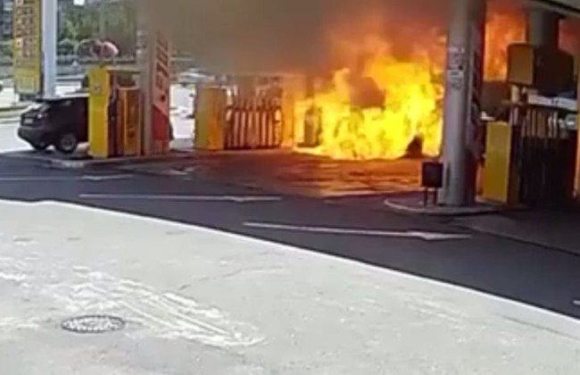 Пожар на АЗС: обнародовали видео, как автомобиль на скорости врезался в колонку