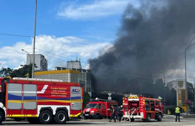 В Киеве произошел масштабный пожар на АЗС, видео