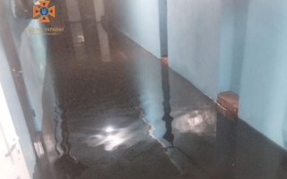 В Киевской области во время сильного дождя затопило лицей