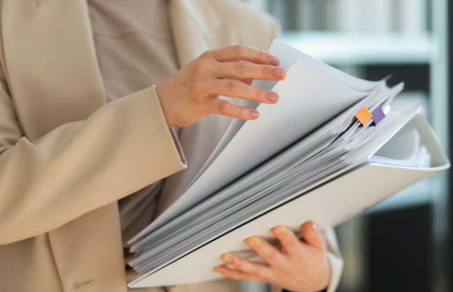 Уряд пропонує зараховувати до стажу держслужби час роботи на посадах у військових адміністраціях: деталі