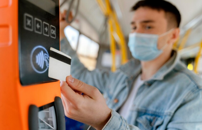 Депутаты поддержали законопроект об окончательной отмене штрафов за пребывание в общественном транспорте без маски