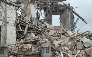 Окупанты ударили авиабомбой по месту выдачи помощи в Орехове: много пострадавших