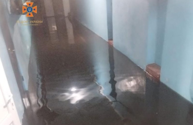 В Киевской области во время сильного дождя затопило лицей