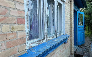 На Київщині через падіння уламків БПЛА спалахнула пожежа і є руйнування, фото