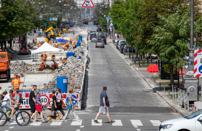 В Киеве на улице Богдана Хмельницкого открыли движение отремонтированными полосами