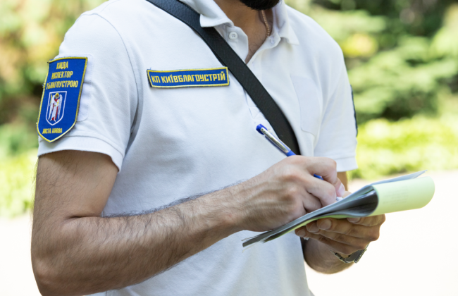 В Киеве демонтировали летнюю площадку на Шота Руставели, которая занимала почти весь тротуар