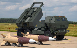 Кулеба розповів, чому США поки не дають Україні далекобійні ракети ATACMS
