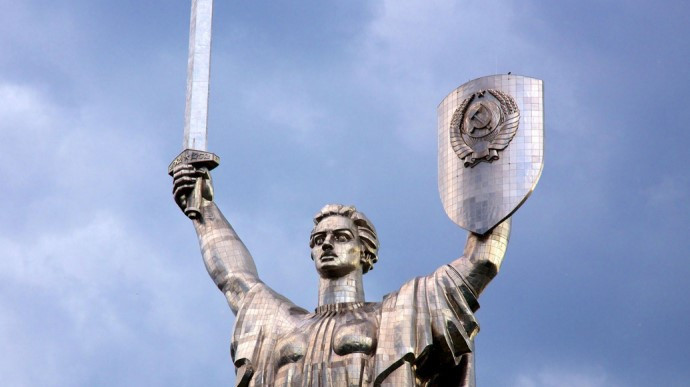 Герб СРСР на щиті «Батьківщини-матері» замінять на тризуб: у Мінкульті показали, яке це буде виглядати