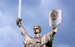 Герб СССР на щите «Родина-мать» заменят трезубцем: в Минкульте показали, как это будет выглядеть