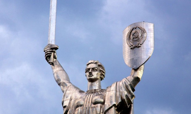 Герб СССР на щите «Родина-мать» заменят трезубцем: в Минкульте показали, как это будет выглядеть