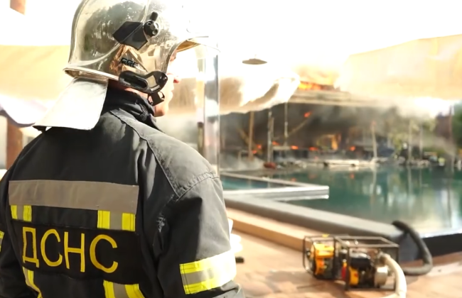 В Козине на Киевщине произошел пожар в загородном комплексе, видео