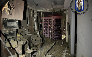 У Дарницькому районі Києва уламками дрона зруйновано фасад багатоповерхівки: є поранені, фото