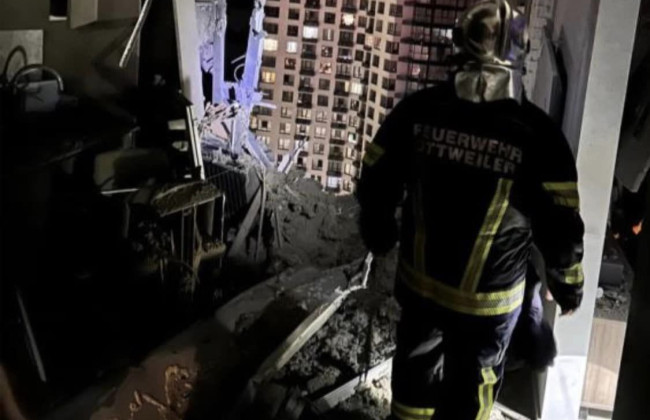 Полиция показала первые минуты после падения обломков во время ночной атаки на Киев, видео