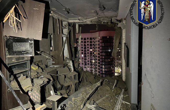 В Дарницком районе Киева обломками дрона разрушен фасад многоэтажки: есть раненые, фото