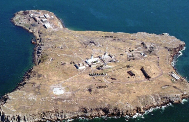 Росіяни скинули фугасну бомбу на острів Зміїний