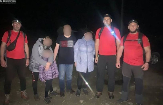 Заблукали у Карпатах: рятувальники розшукали три групи туристів з дітьми