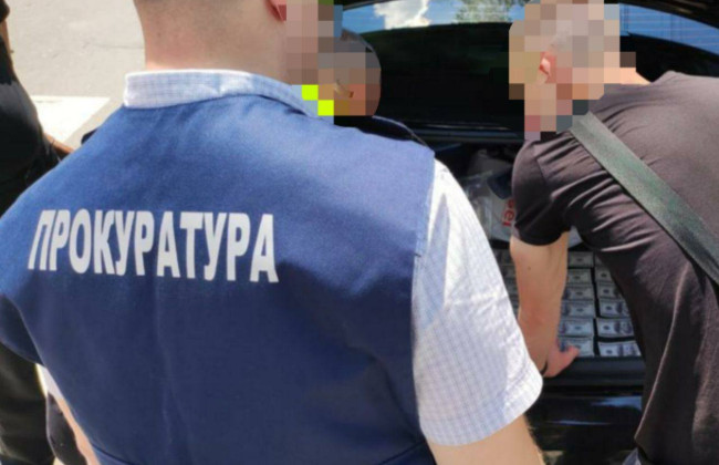 На Буковині ворожка та адвокат ошукали чоловіка на 300 тисяч доларів