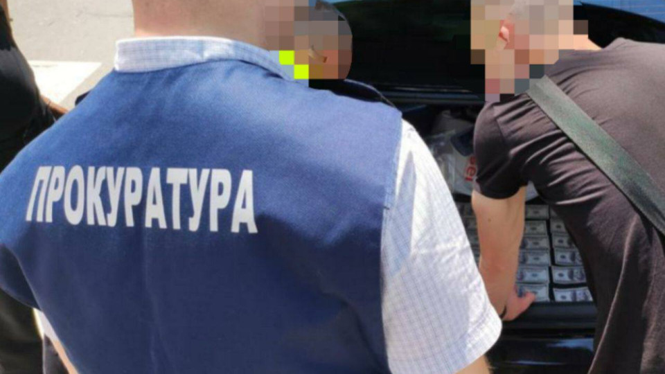 На Буковині ворожка та адвокат ошукали чоловіка на 300 тисяч доларів