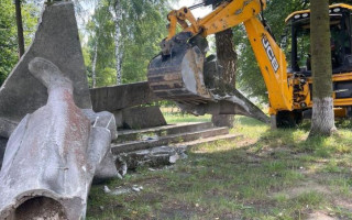 На Львівщині знесли ще два памʼятники радянській армії, фото