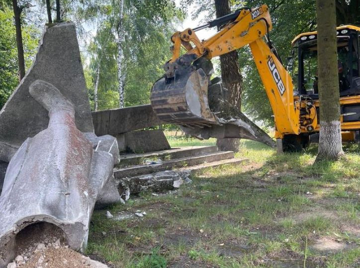 Во Львовской области снесли еще два памятника советской армии, фото