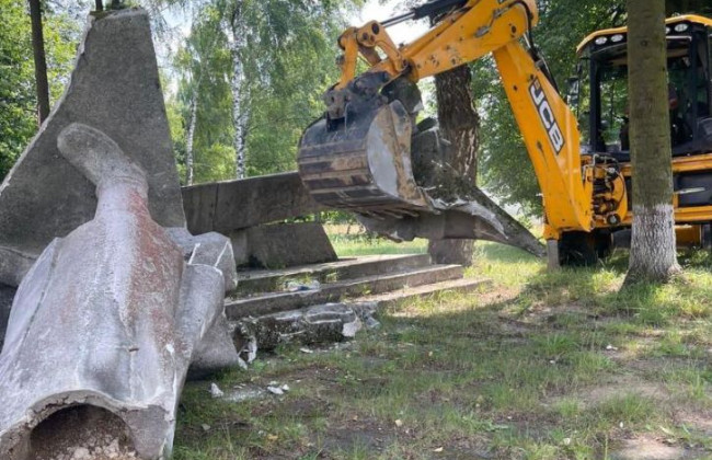 На Львівщині знесли ще два памʼятники радянській армії, фото