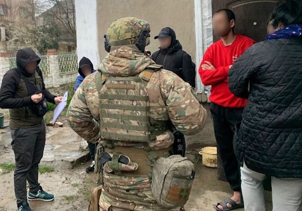 Крали гроші, називаючись працівниками банку: на Харківщині судитимуть телефонних шахраїв