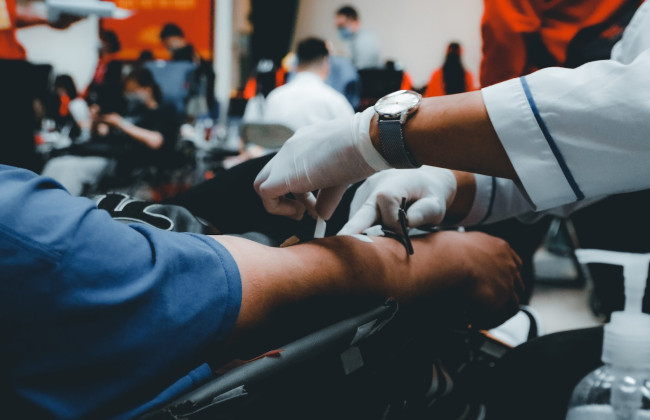 В Минздраве развенчали мифы о переливании крови на поле боя: что нужно знать