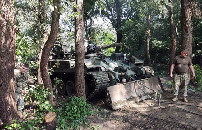 На Черниговщине из реки Десна вытащили российский танк, фото
