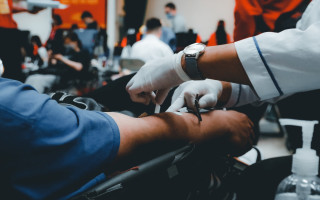 У МОЗ розвінчали міфи про переливання крові на полі бою: що треба знати
