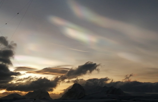 Перламутровые облака и розовый «НЛО»: полярники зафиксировали необычное природное явление, фото