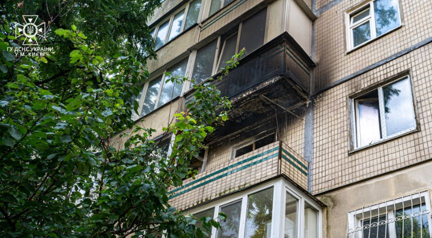 В Киеве загорелась квартира в многоэтажке, фото и видео