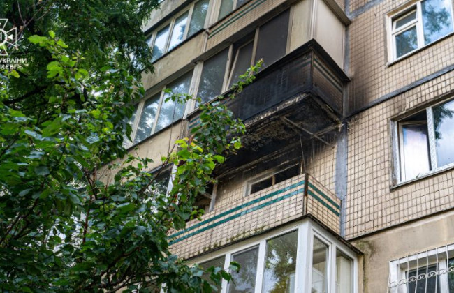 В Киеве загорелась квартира в многоэтажке, фото и видео